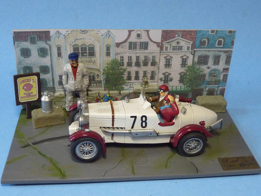 Street Scene with Mechanic Diorama Kit (D-501)